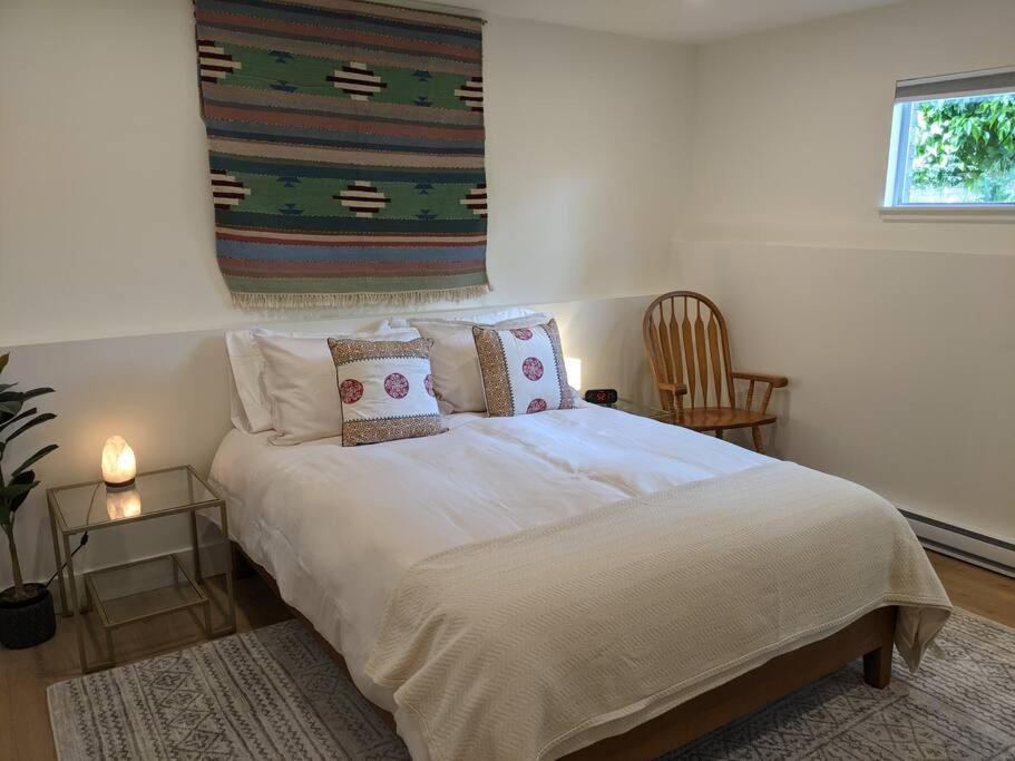 Bright Modern 1Br Suite In Sooke Village Core Luaran gambar