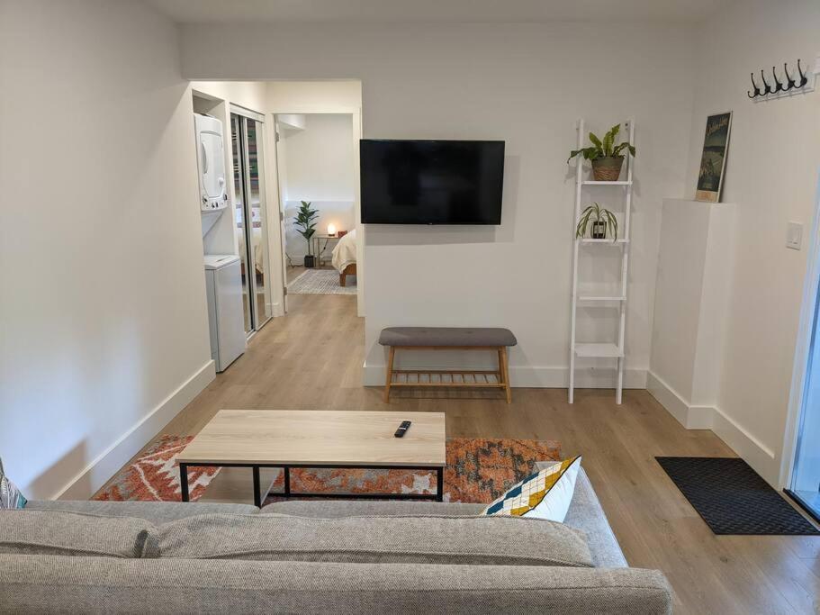 Bright Modern 1Br Suite In Sooke Village Core Luaran gambar