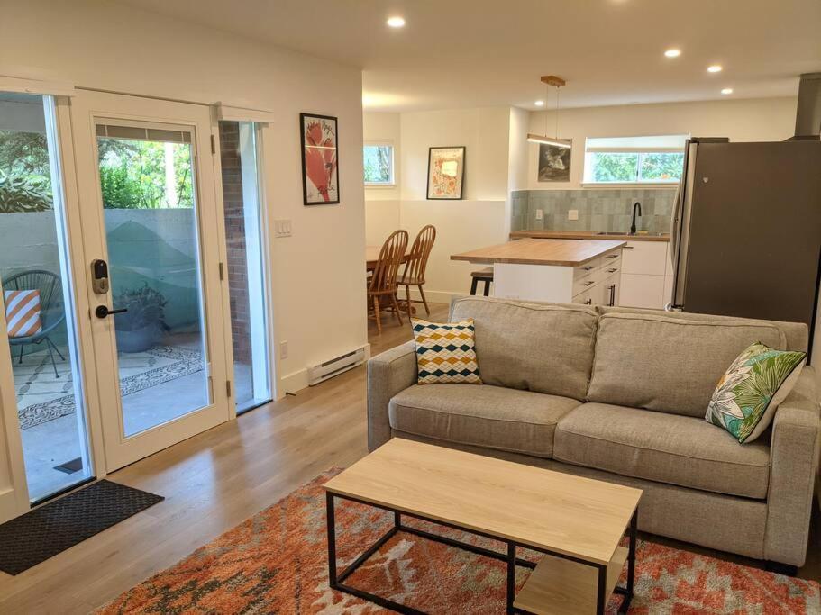 Bright Modern 1Br Suite In Sooke Village Core Luaran gambar