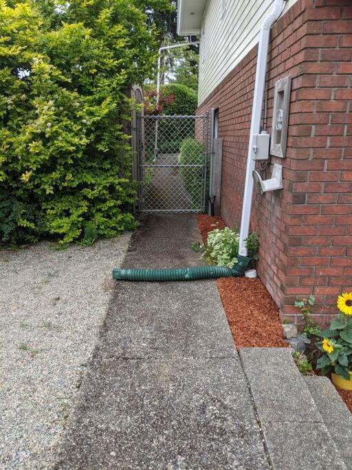 Bright Modern 1Br Suite In Sooke Village Core Luaran gambar