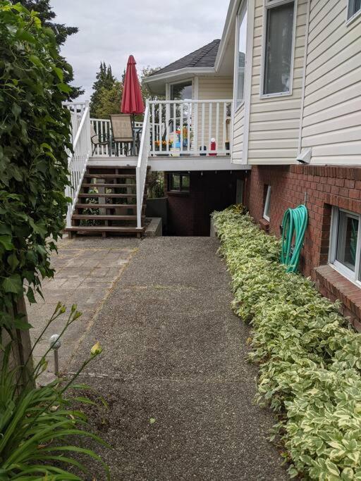 Bright Modern 1Br Suite In Sooke Village Core Luaran gambar